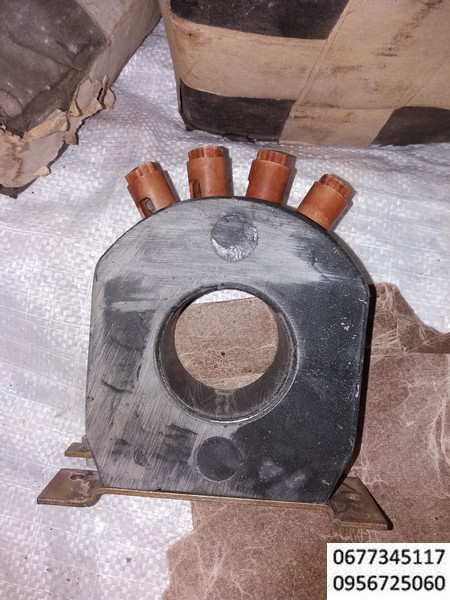 Шинные измерительные трансформаторы тока ТШ-ЭК-0,66 М1, датчик тока трансформаторный ТШ-0,66 М1,  jk[,Трансформаторы по конструктивному исполнению являются шинными, с вторичными обмотками для измерения и защиты, с одним или несколькими коэффициентами трансформации, получаемыми путем изменения числа витков вторичной обмотки переключением на соответствующие ответвления. Первичной обмоткой служит токоведущий кабель или токоведущая шина. Высоковольтная изоляция обеспечивается за счет собственной изоляции кабеля и воздушного зазора.  
Трансформаторы тока изготавливаются в нескольких конструктивных исполнениях и идентичны по принципу действия, отличаются по габаритными размерам, метрологическими и техническими характеристиками. Трансформаторы могут изготавливаться как с гибкими выводами так и с монтажными втулками крепления вторичных цепей.
